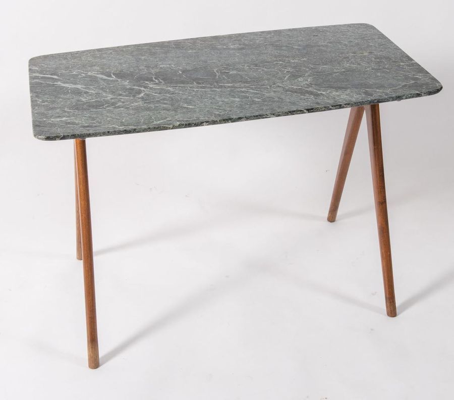 Null 带有绿色大理石桌面的木制咖啡桌。意大利制造，约1960年。Cm 50x80x46。