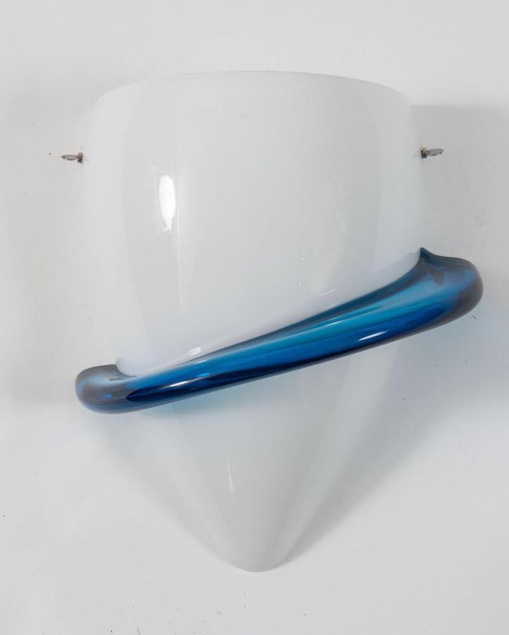 Null TINA AUFIERO穆拉诺吹制的玻璃壁灯，"蓝天鹅 "模型。雕刻的签名。意大利Venni公司制造，1989年。Cm 38x13x30。
