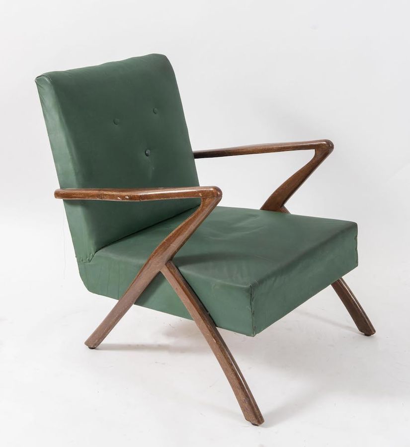 Null CASSINA, attr.木制扶手椅上覆盖着皮革。意大利制造，约1960年。Cm 76x68x58,5。
