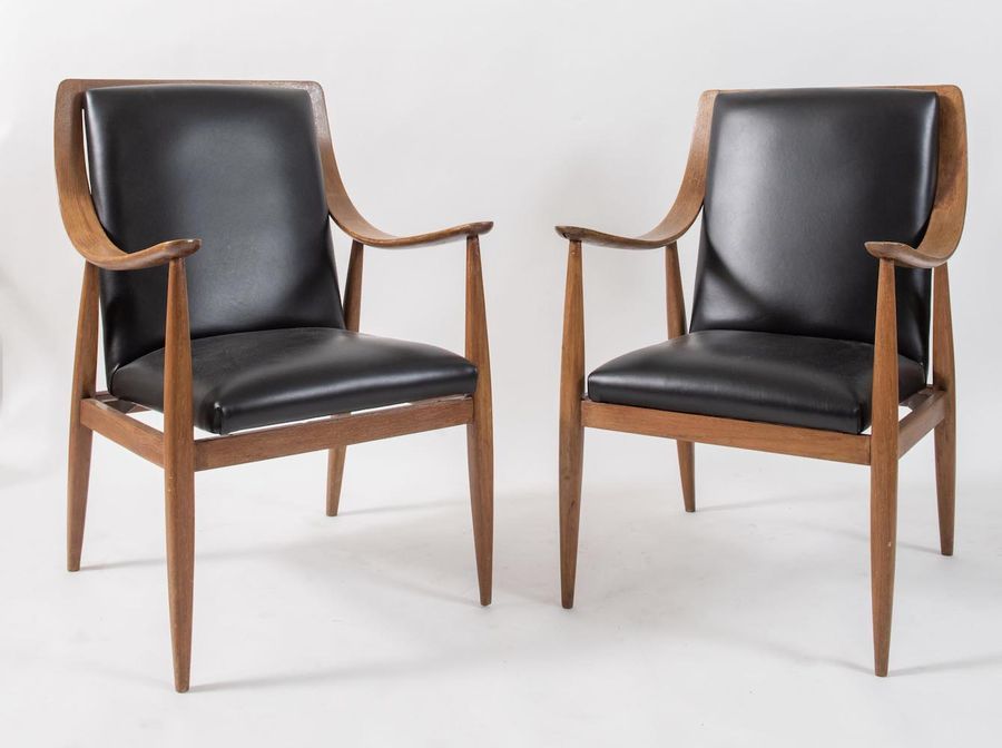 Null SILVIO CAVATORTA 一对胡桃木和皮革座椅的小扶手椅。原始商标。由Silvio Cavatorta制造，意大利，约1950年。每个尺寸为9&hellip;