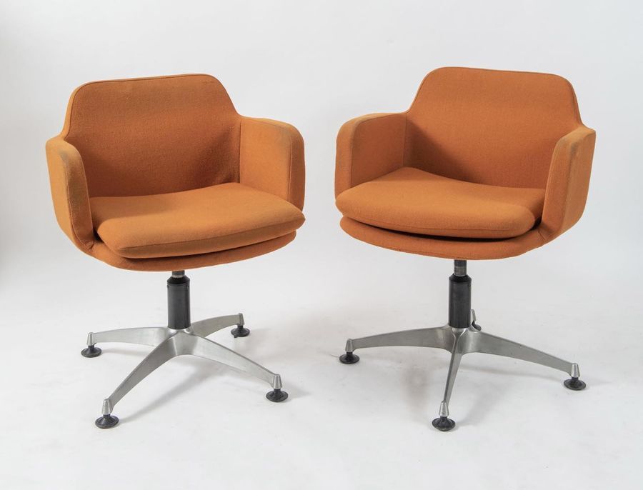 Null ANONIMA CASTELLI 一对金属扶手椅，用织物覆盖。原始商标。由意大利A.Castelli公司制造，约1970年。Cm 76x62x65。