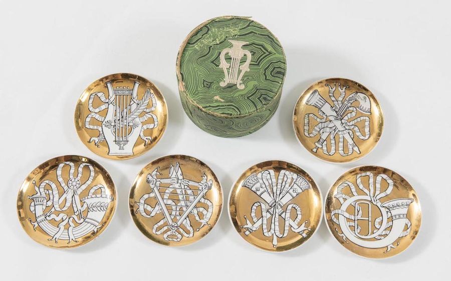 Null PIERO FORNASETTI 六个陶瓷盘，镀金，来自Musicalia系列；带原包装盒。原始商标。Fornasetti米兰，意大利，约1960年。&hellip;