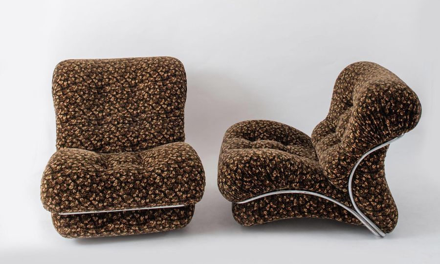 一对软垫织物扶手椅，管状镀铬金属框架。意大利制造，约1970年。每个79x78x90厘米。