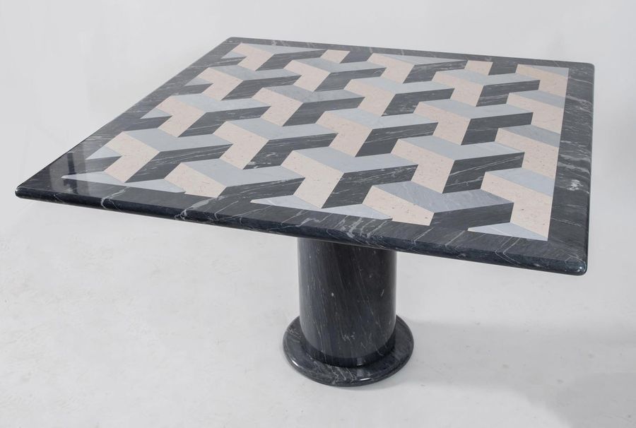 Null 大理石餐桌，有镶嵌物。意大利制造，约1970年。Cm 74x120x120。