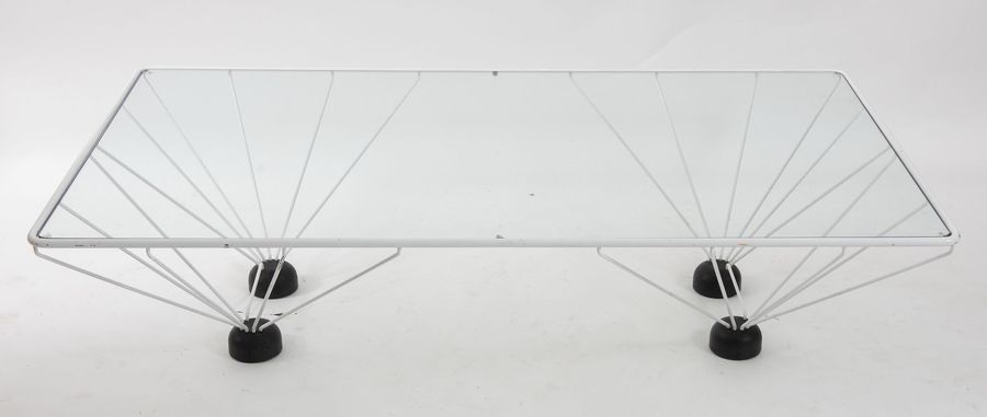 Null 带玻璃顶的金属桌。意大利制造，约1970年。Cm 35,5x140x80。(缺陷)