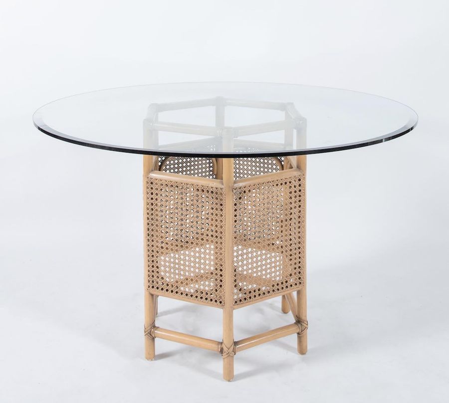 Null 竹制框架的餐桌，用皮革装订，稻草板和玻璃桌面。意大利制造，约1970年。Cm 74x119x119。