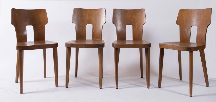 Null Vier Holzstühle. Hergestellt in Italien, ca. 1960. Jedes Stück 80x40x38 cm.