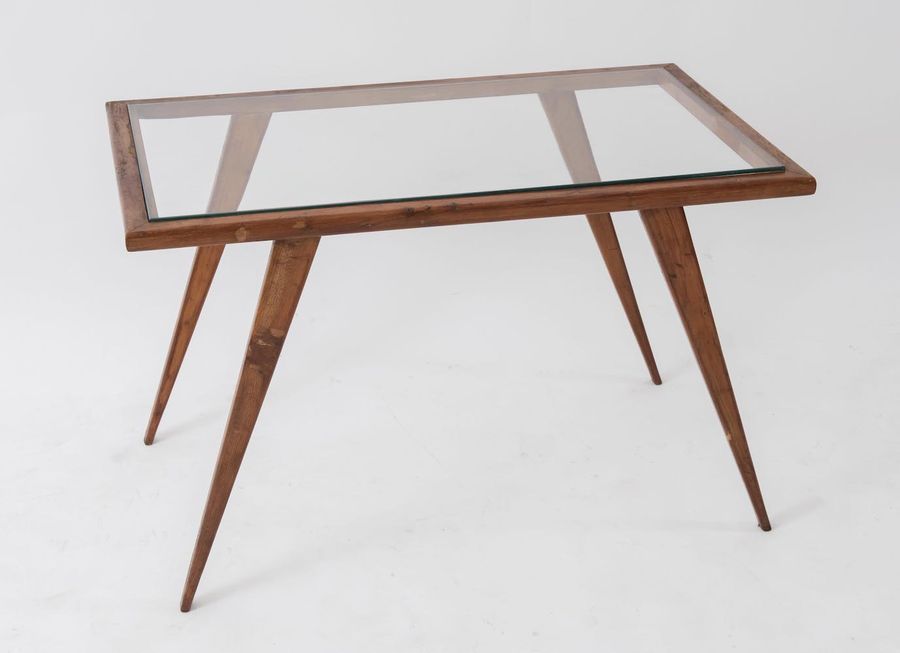 Null Table basse en bois avec plateau en verre. Fabriqué en Italie, vers 1960. C&hellip;