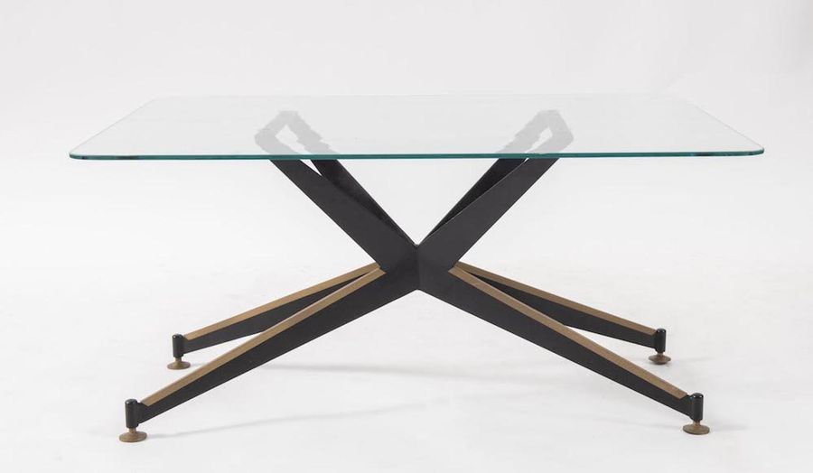 Null 金属和黄铜材质的咖啡桌，玻璃桌面。意大利制造，约1960年。Cm 39,5x80x59,5。