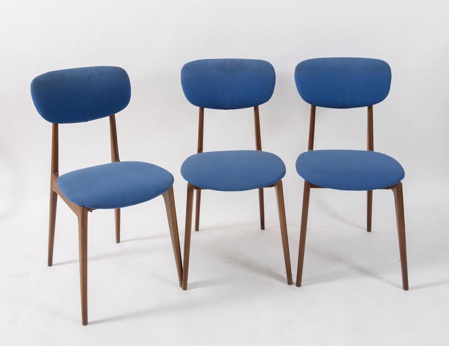 Null Six chaises en bois avec des sièges en tissu. Fabriqué en Italie, vers 1960&hellip;