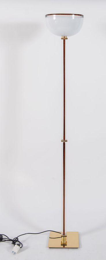 Null VENINI落地灯，黄铜结构，玻璃覆盖，吹制玻璃灯罩，型号 "Tolboi"。原始商标。意大利Venni制造，约1980年。Cm 184x30x30。