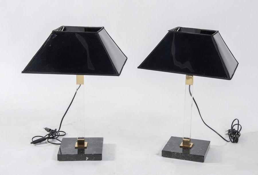 Null 一对大理石底座的台灯，有机玻璃和黄铜灯身，配以打蜡的织物灯罩。意大利制造，约1980年。每个54x36x36厘米。