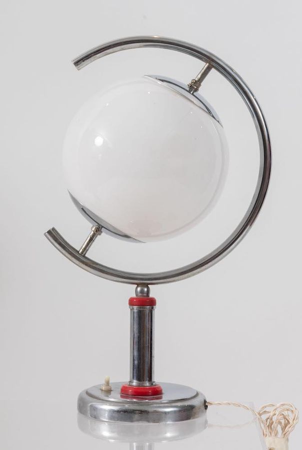 Null Lampada in metallo con sfera in vetro. Prod. Italia, 1940 ca. Cm 48x26x26.
