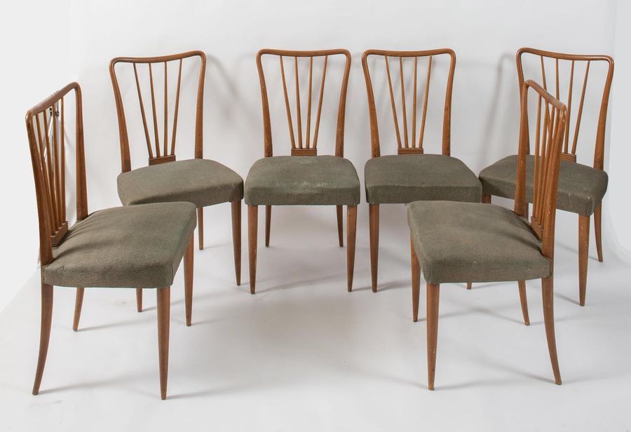 Null Sechs mit Stoff bezogene Holzstühle. Prod Italien, ca. 1950. Jeweils von cm&hellip;
