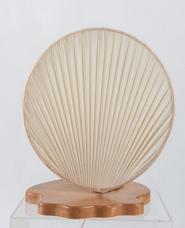 Null 木质底座的台灯，金属结构的织物灯罩。意大利制造，1970年左右。Cm 50x42x35。