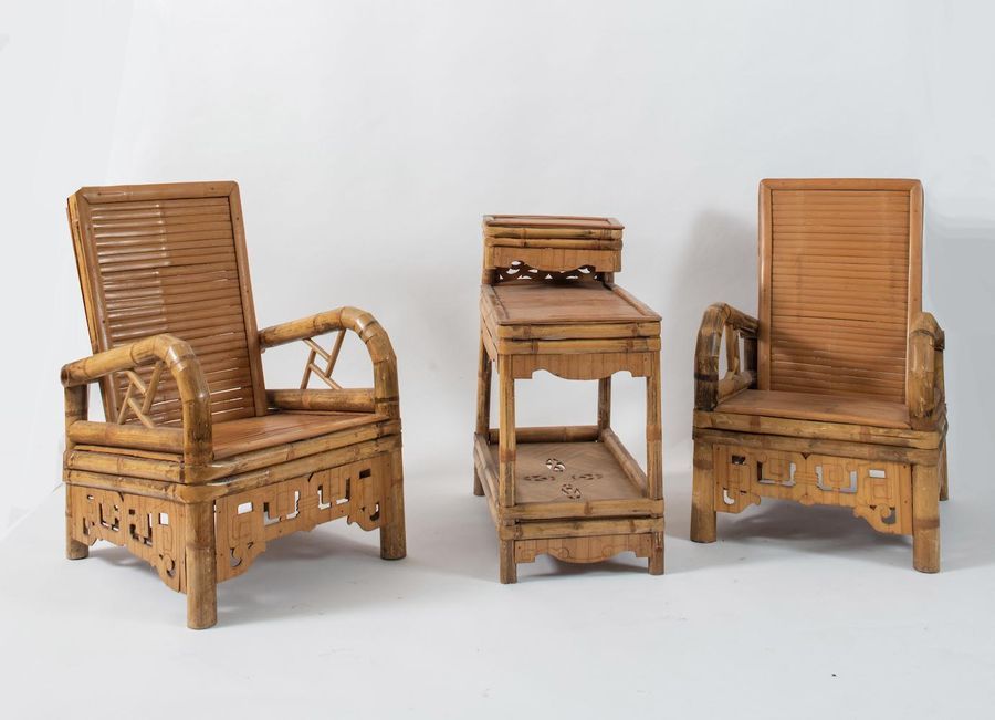 Null 一对扶手椅和带两个架子的竹制桌子。Prod. Anonima, 1970 ca.扶手椅：cm 85x60x55；桌子：cm 75x37x63。