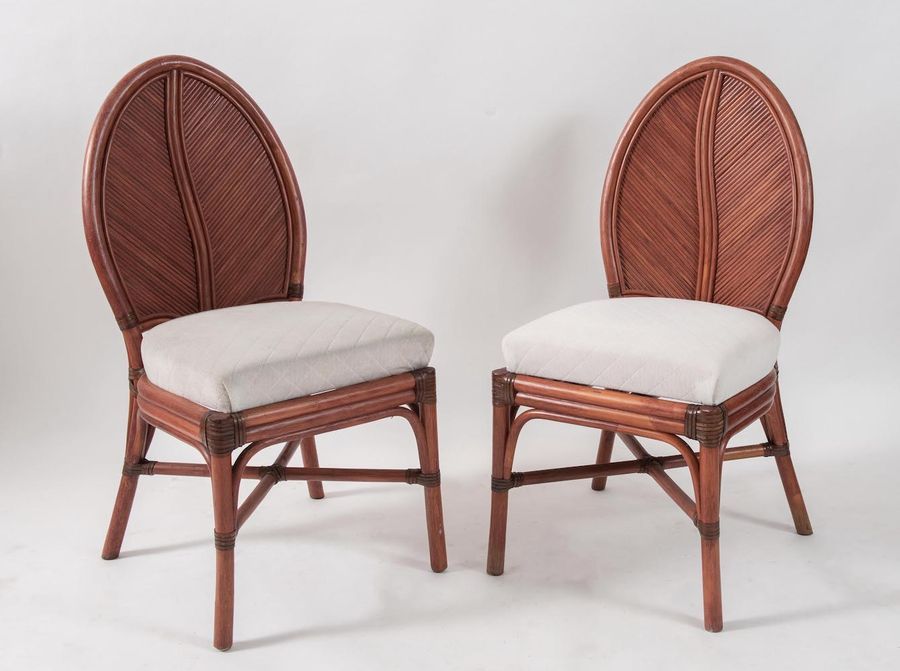 Null VIVAI DEL SUD, attr.一对弯曲的竹子和几内亚藤条和织物的椅子。在意大利生产，约1970年。每个尺寸为97x45x45厘米。
