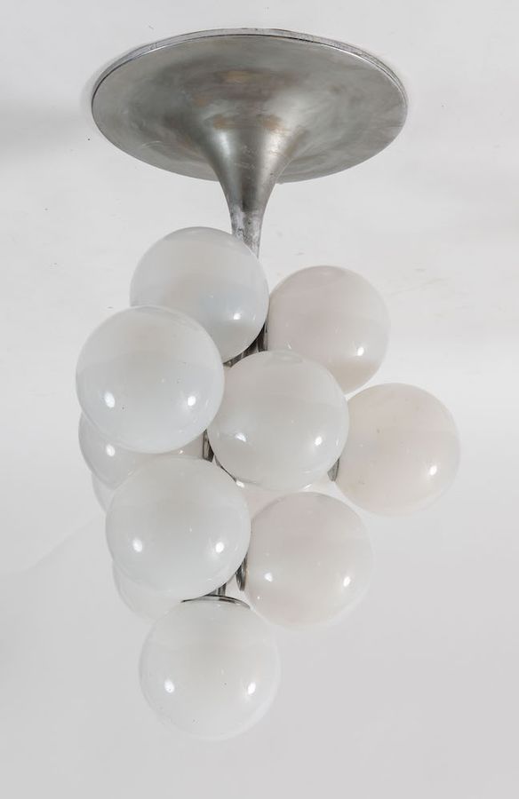 Null Lámpara de metal cromado con esferas de cristal. Fabricado en Italia, 1970 &hellip;