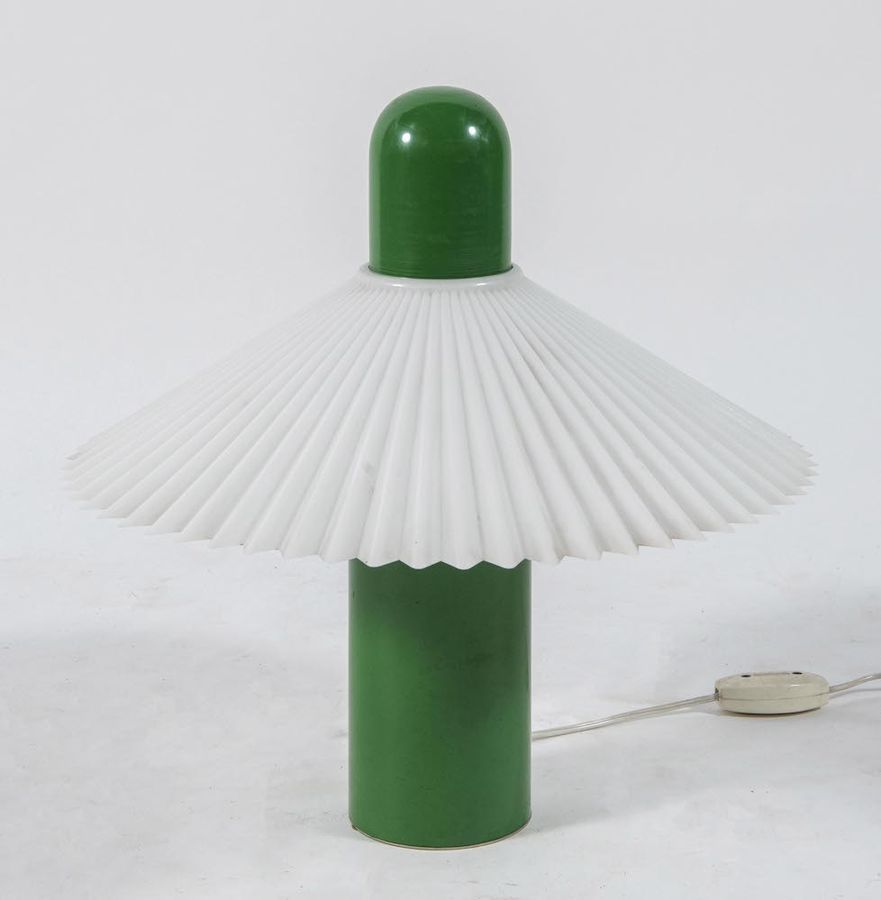 Null 金属结构的台灯，塑料灯罩。意大利制造，1970年左右。Cm 45x45x45。