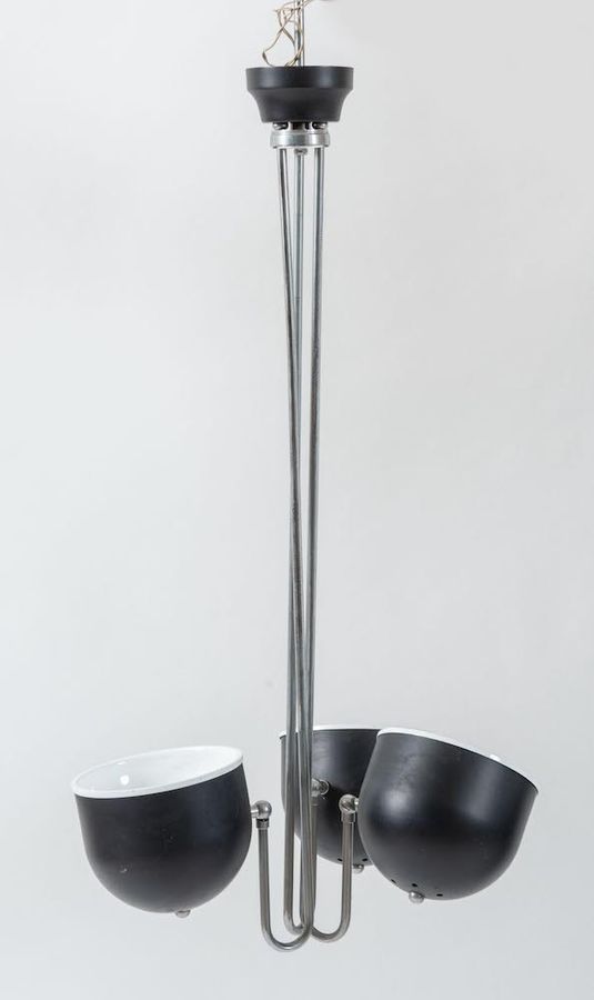Null Lámpara de metal cromado. Fabricado en Italia, c. 1960. Cm 120x50x50.