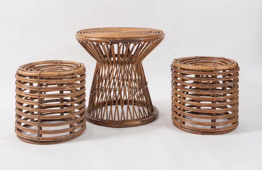 Null 套装由一张桌子和两张凳子组成，竹制。意大利制造，1970年左右。桌子：53.5x57x57厘米，凳子：39x40x40厘米。