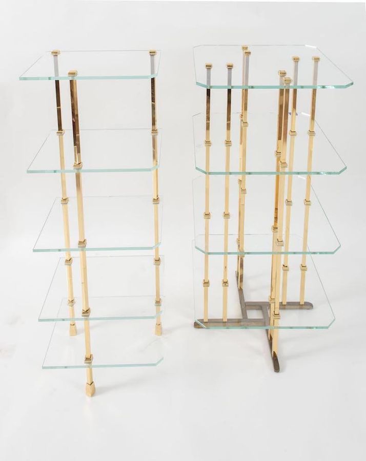 Null 一对黄铜和玻璃的桌子。意大利制造，约1980年。分别为112x30x40厘米和106x50x50厘米。