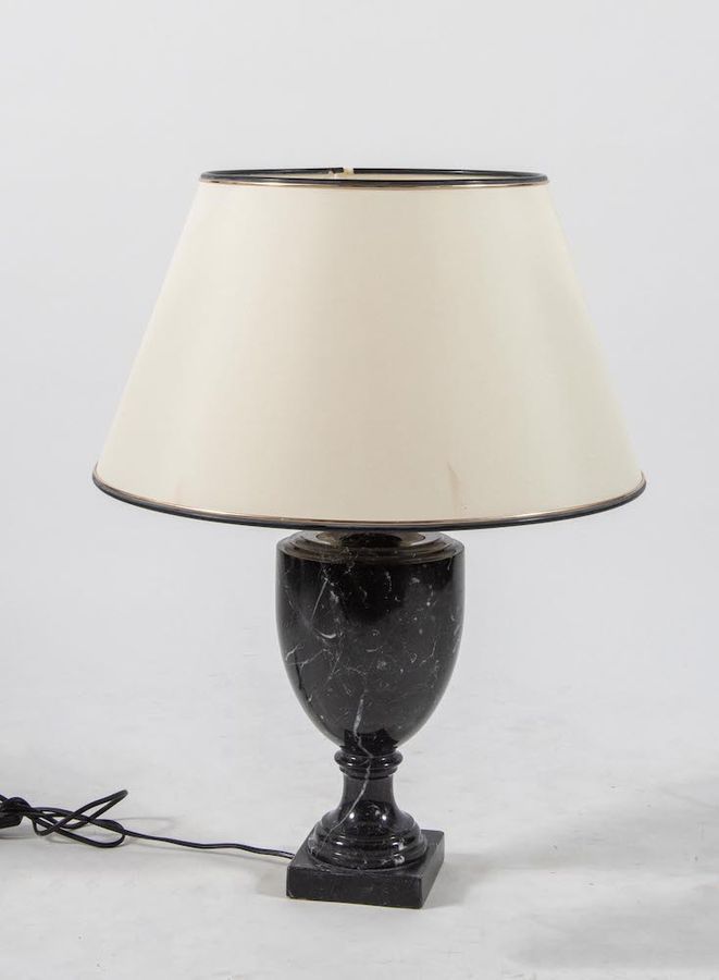 Null Lampada da tavolo in marmo con paralume in tessuto. Prod. Italia, 1970 ca. &hellip;