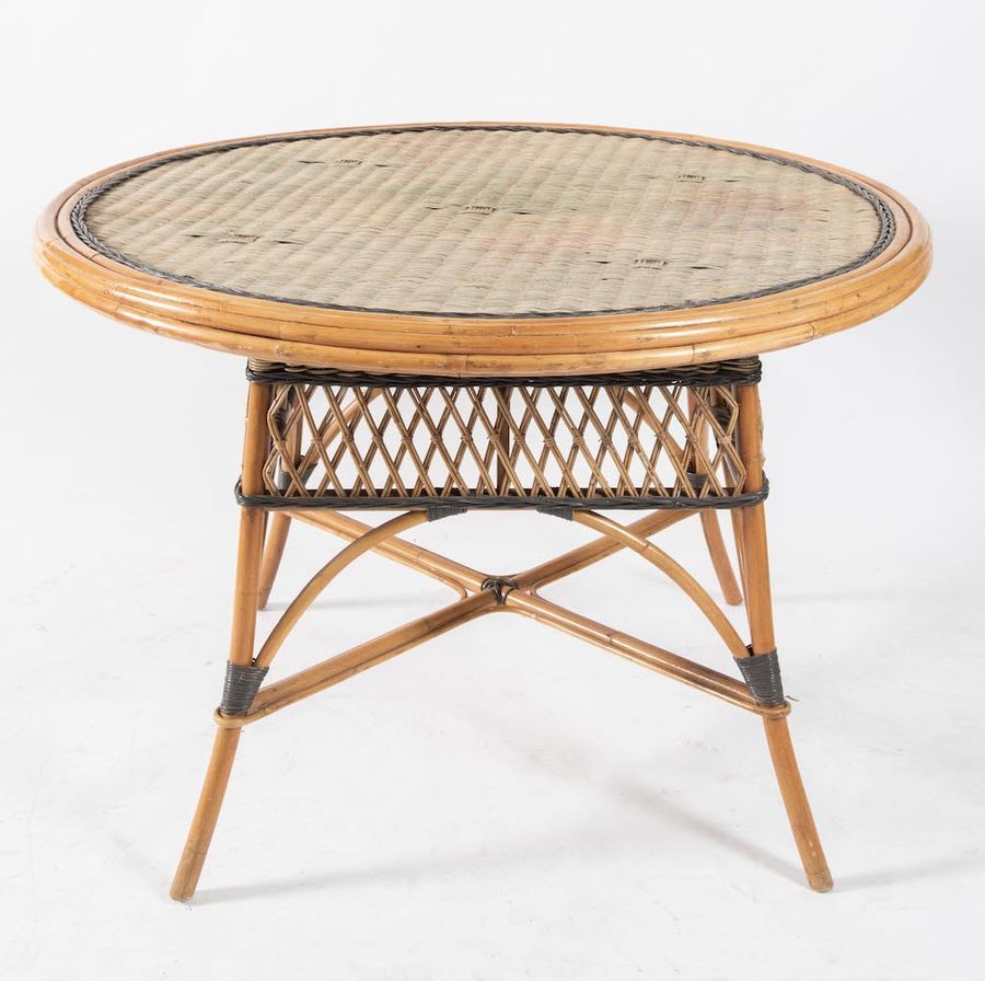 Null VALENTINO PIU' 竹子和刺梨材质的餐桌，桌面是编织的髓。意大利制造，约1980年。Cm 74,5x116x116。出版物。Valentin&hellip;