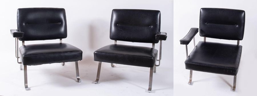Null 斯基罗利 三把组合式皮革扶手椅，镀铬金属框架。原始商标。有轻微的缺陷。由意大利Schirolli公司制造，约1970年。每个尺寸为70x70x78厘米&hellip;