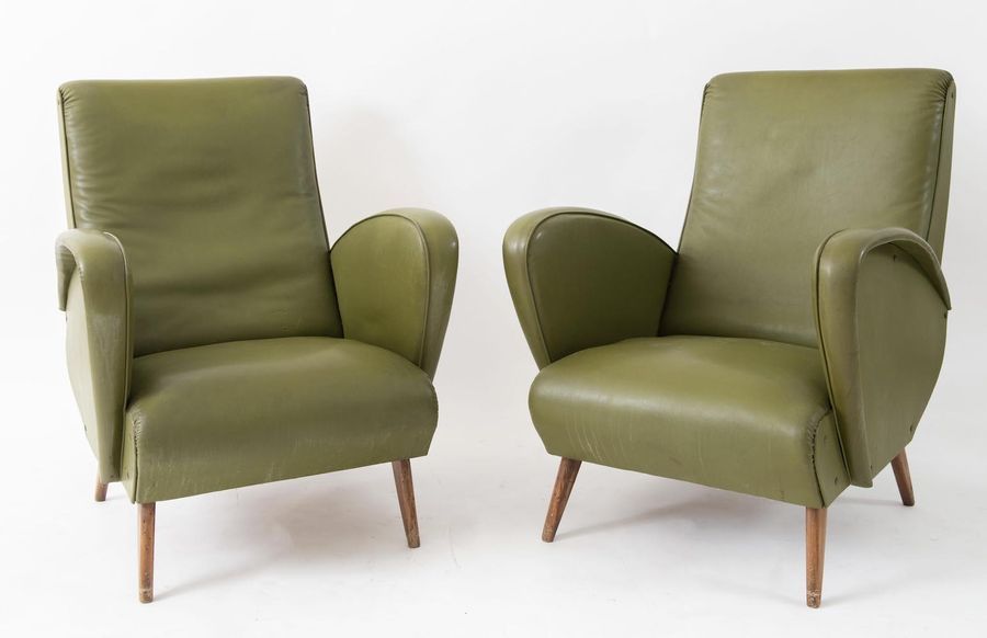 Null 一对木质框架和皮革装饰的扶手椅。意大利制造，约1960年。每个尺寸为81.5x63.5x73厘米。