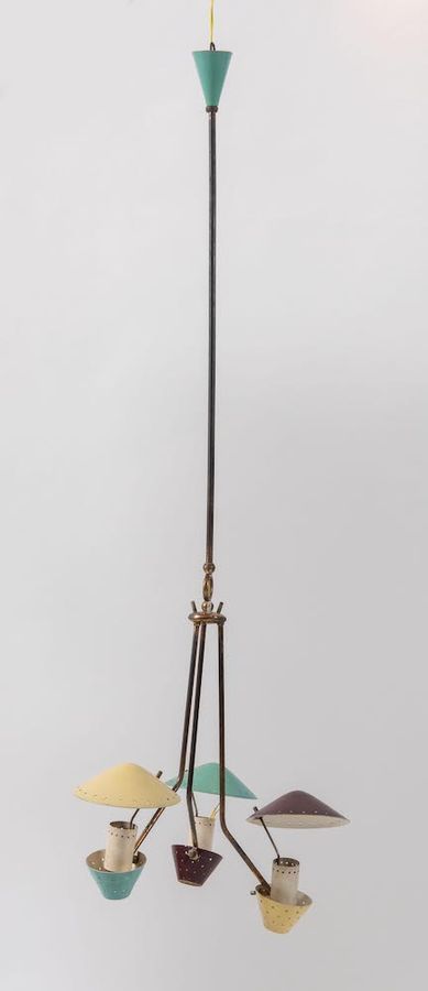 Null 黄铜和金属的三灯吊灯。意大利制造，约1950年。Cm 106x40x40。
