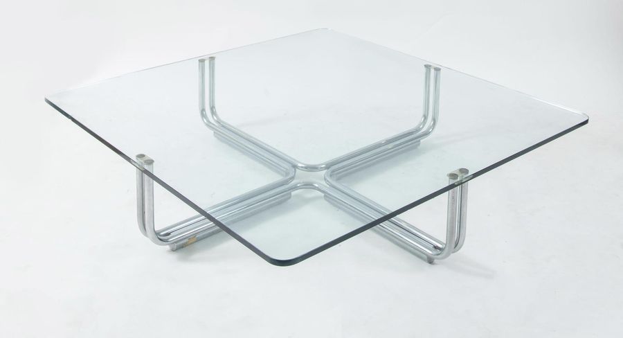 Null GIANFRANCO FRATTINI 镀铬金属桌，玻璃桌面，型号784。意大利Cassina公司制造，约1960年。Cm 30x130x130。略有&hellip;