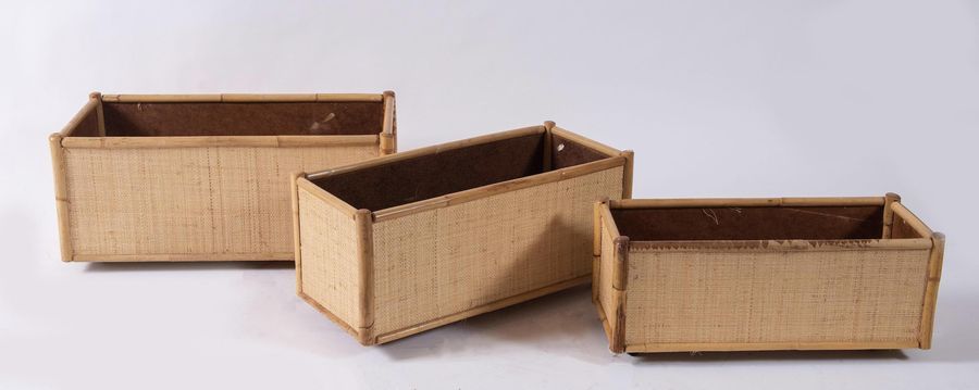 Null 三个竹制花盆，用柳条编织的面板。意大利制造，约1980年。分别为31x68x33.5厘米；25.5x62x28厘米和521.5x7x22厘米。