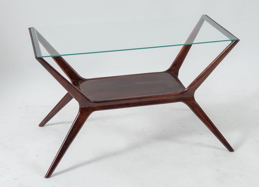 Null 带木架和玻璃顶的咖啡桌。意大利制造，约1960年。Cm 55x88x41。