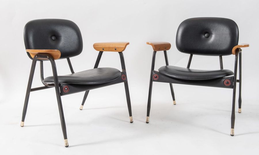 Null POLTRONOVA, attr.一对金属材质的椅子，上面覆盖着皮革。意大利制造，约1960年。每个d cm 72x52,5x70。