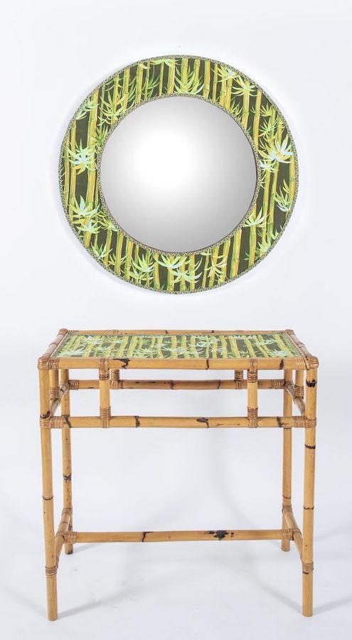 Null VALENTINO PIU'竹制办公桌，用皮革和织物装订，玻璃镜子和织物框架。意大利瓦伦蒂诺-皮尤制作，约1980年。控制台：cm 85x41x85；&hellip;