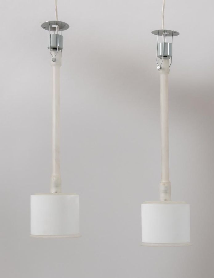 Null PIERO CASTIGLIONI Canna Fiorita系列的一对吊灯或壁灯。玻璃杆和扩散器，漆面金属结构。由意大利Fontana Arte公司&hellip;