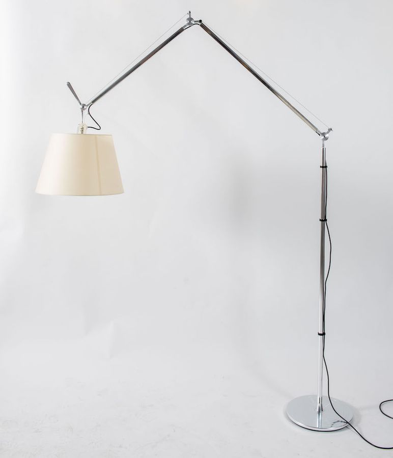 Null MICHELE DE LUCCHI & GIANCARLO FASSINA 金属落地灯，带织物灯罩，型号为 "Tolomeo"。原始商标。Artemi&hellip;