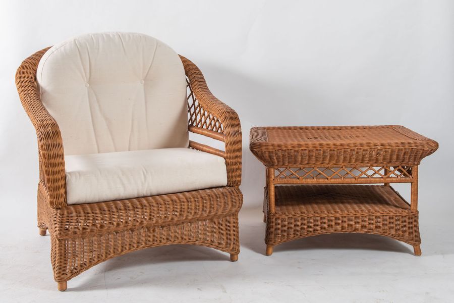 Null 扶手椅和咖啡桌，双顶为编织的髓和织物。意大利制造，约1980年。扶手椅：cm 96x84x93；桌子：cm 68x50x60。