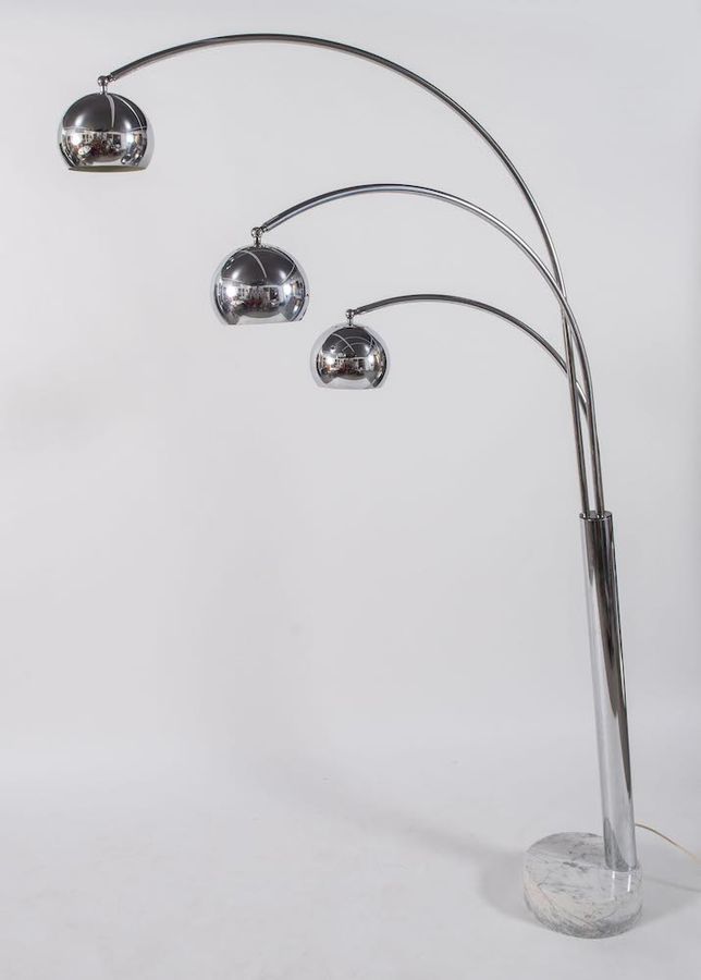 Null GOFFREDO REGGIANI落地灯，镀铬金属和大理石底座。由意大利Reggiani公司制造，约1970年。Cm 225x78x30。