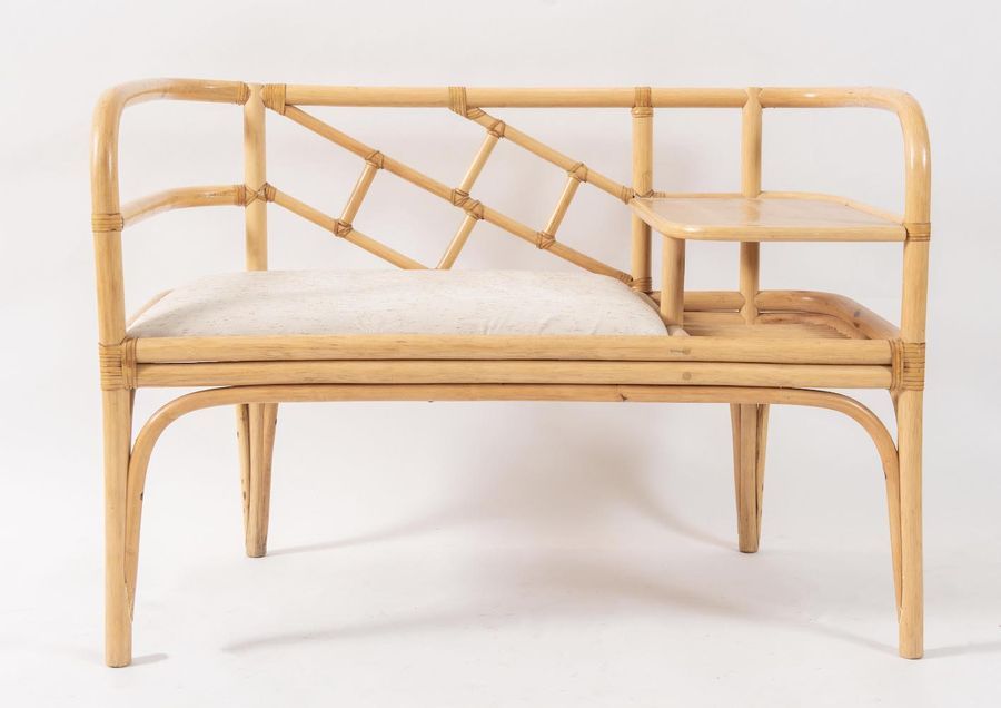 Null 带小桌的双座沙发，采用弯曲的竹子，皮革和织物装订。意大利制造，约1980年。Cm 100x50x70。