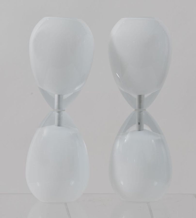 Null 穆拉诺 一对沙漏式台灯，采用 "encamiciato "玻璃。原始商标。意大利穆拉诺，约1980年。每厘米33x13x13。