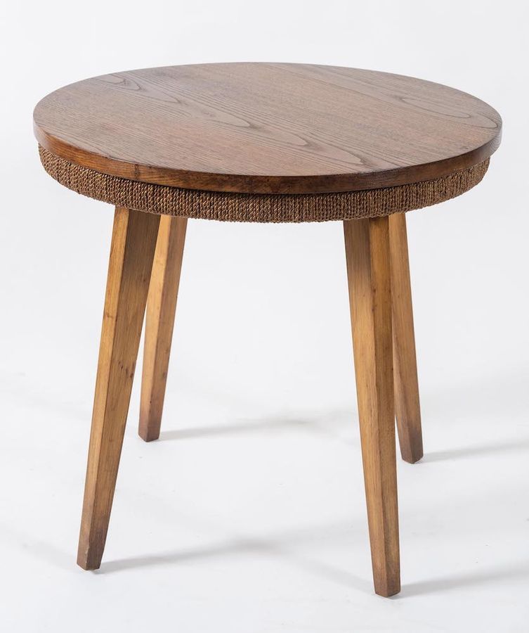 Null Tavolino in legno con decoro in corda. Prod. Italia, 1950 ca. Cm 55x60x60.