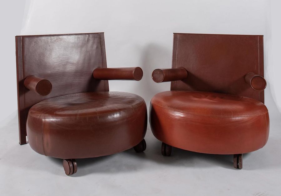 Null ANTONIO CITTERIO 一对真皮Baisity扶手椅。原始商标。由意大利B&B公司制造，1989年。每个81x89x93厘米。(轻微的缺陷)