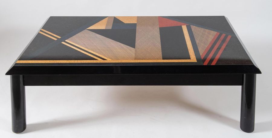 Null GIOVANNI OFFREDI, attr.漆面木质咖啡桌，几何图形组成。产品，技术。意大利Saporiti，约1980年。Cm 40x75,5x1&hellip;
