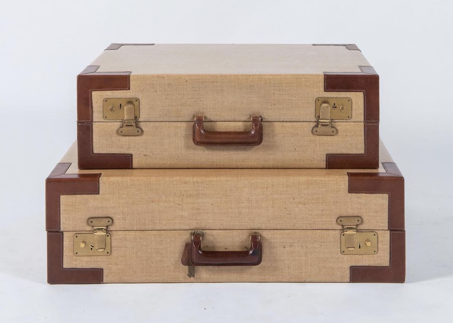 Null GIOVANNI PATRINI, attr.一对带拐角和把手的皮革和打蜡织物的旅行箱。意大利制造，约1970年。分别为64.5x48.5x20.5厘&hellip;