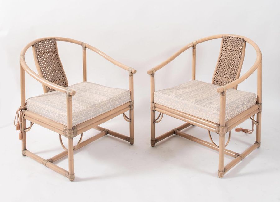 Null TELEMACO 一对弯曲的竹子扶手椅，用皮革和稻草捆绑；有布料。原始商标。由意大利Gasparucci Italo公司制造，约1980年。每个79x&hellip;