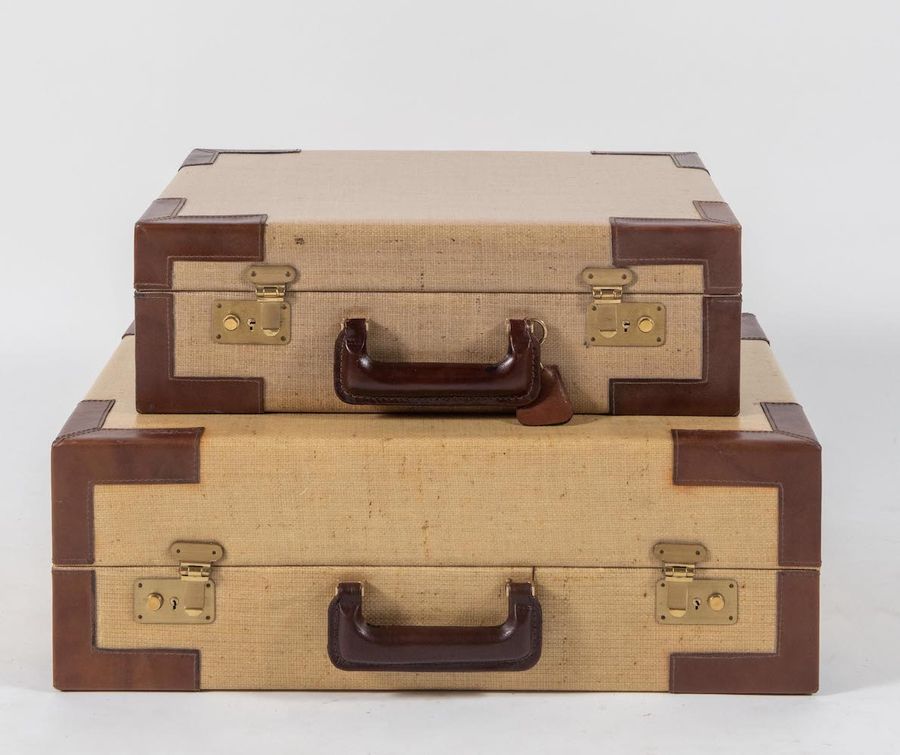 Null GIOVANNI PATRINI, attr.一对带拐角和把手的皮革和打蜡织物的旅行箱。意大利制造，约1970年。分别为44.5x34.5x14厘米和&hellip;