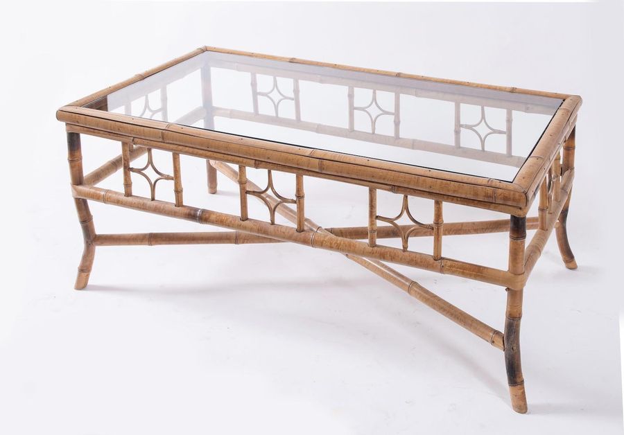 Null 竹子和几内亚藤条的咖啡桌，玻璃桌面。意大利制造，约1980年。Cm 46x112x60。