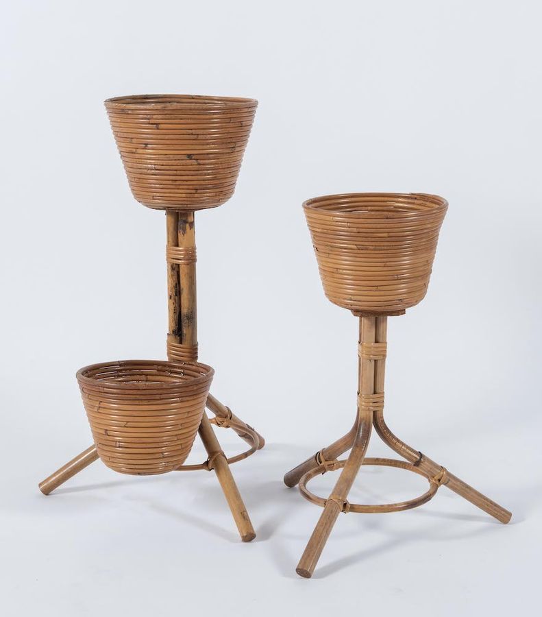 Null 一对用竹子和弯曲的几内亚藤条制作的花瓶架，用皮革包扎。波德。意大利，1970年左右。分别为67x48厘米和52x42厘米。